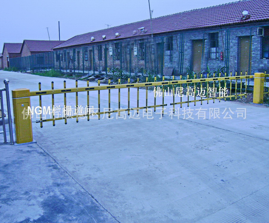 汽车通道对开单层栅栏道闸,工地车辆进出自动拦车闸,停电手摇升降