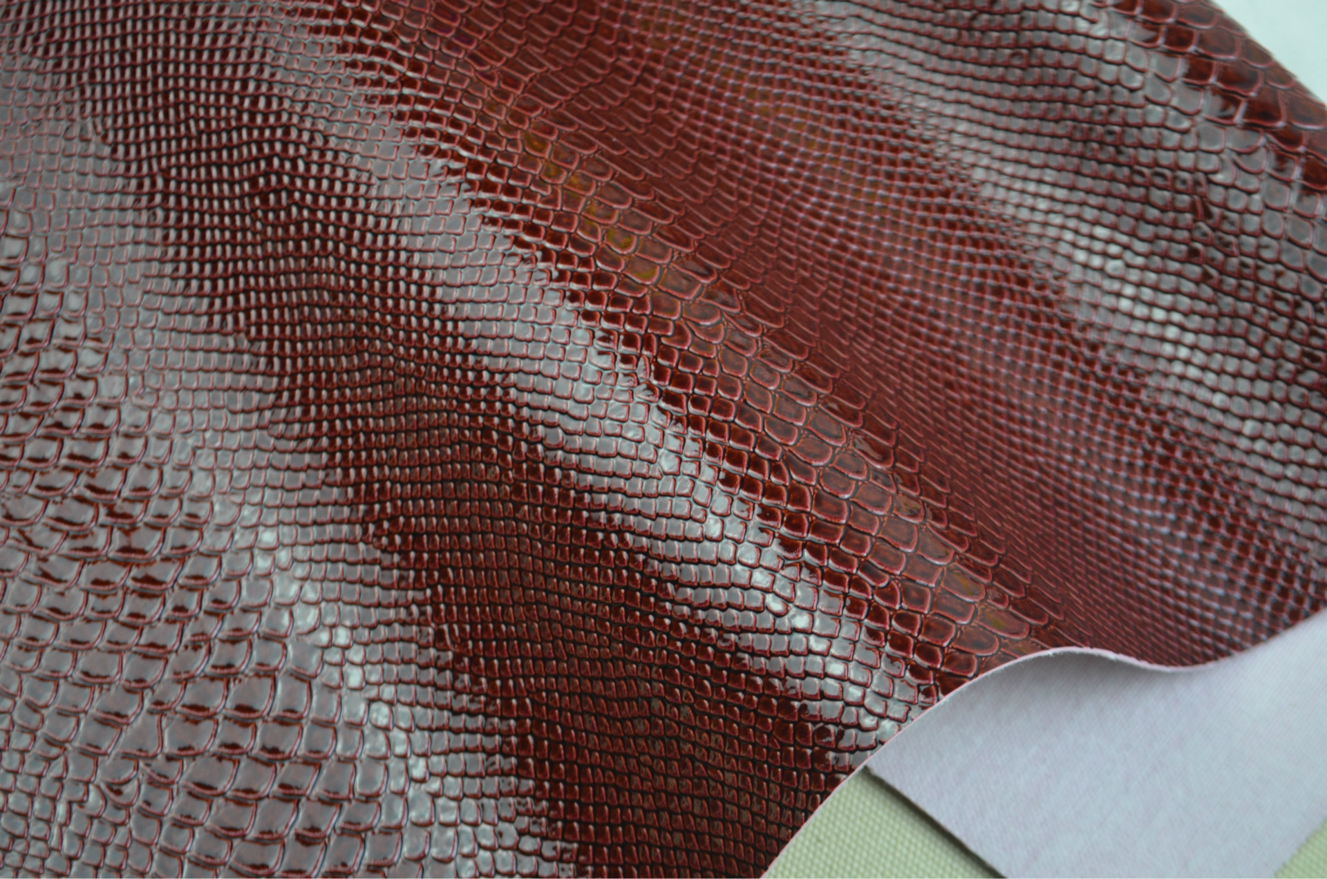 蟒蛇皮 蛇纹pvc皮革人造革 双色高光 箱包 包装材料 厂家现货