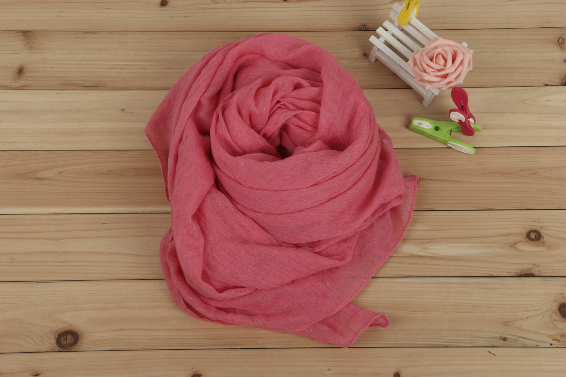 2015年爆款秋冬新款棉麻百变围巾 时尚纯色百搭糖果色围巾批发