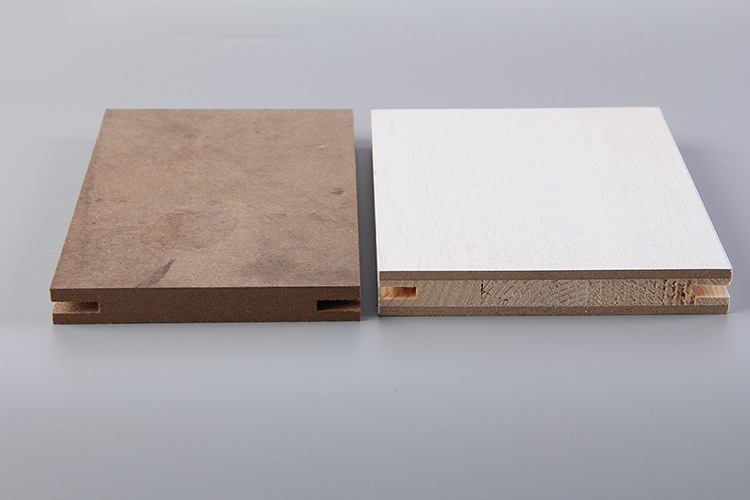 此图左侧为同类低端木门产品所使用的密度板材质的门套板,右侧是本