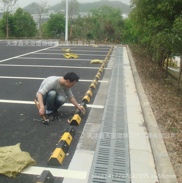 橡胶定位器 阻车器 天津橡胶挡车器 车位车轮止退器 减速防撞挡车