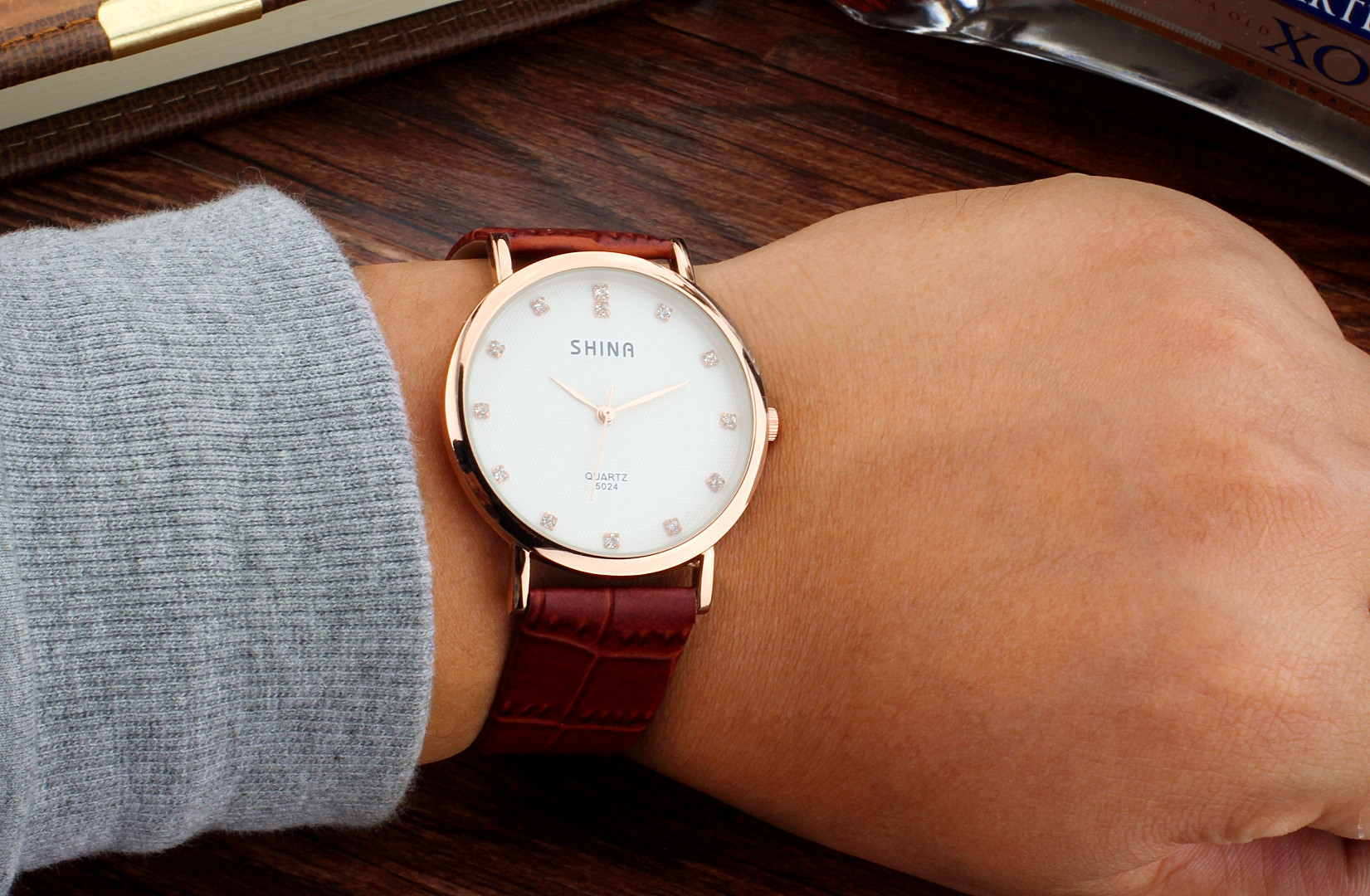 shina时尚薄款男女学生情侣手表一对时装皮带手表皮带批发销售
