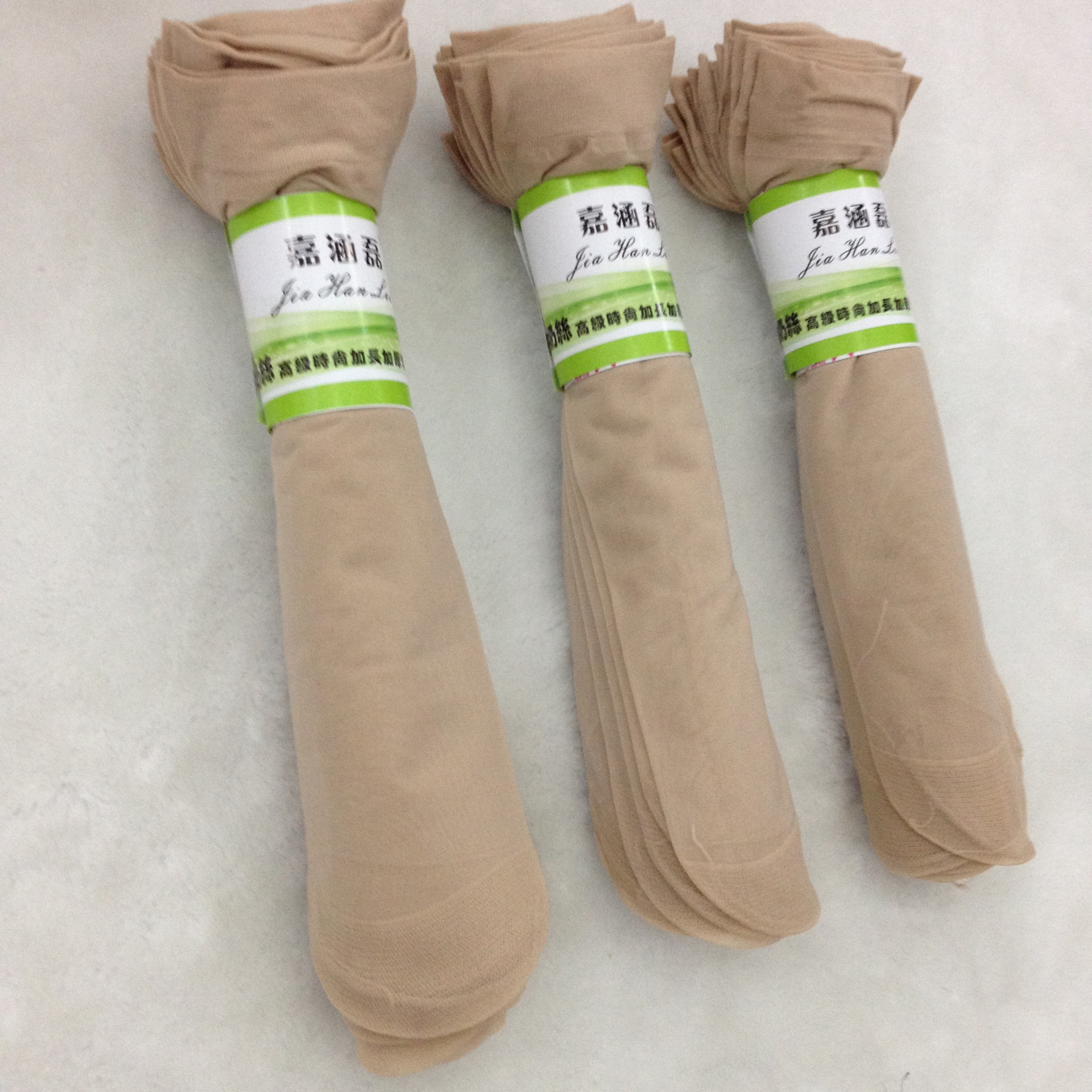 比如小辣椒那款短丝袜,其厚度是30d的,这款牛奶丝的是50d的