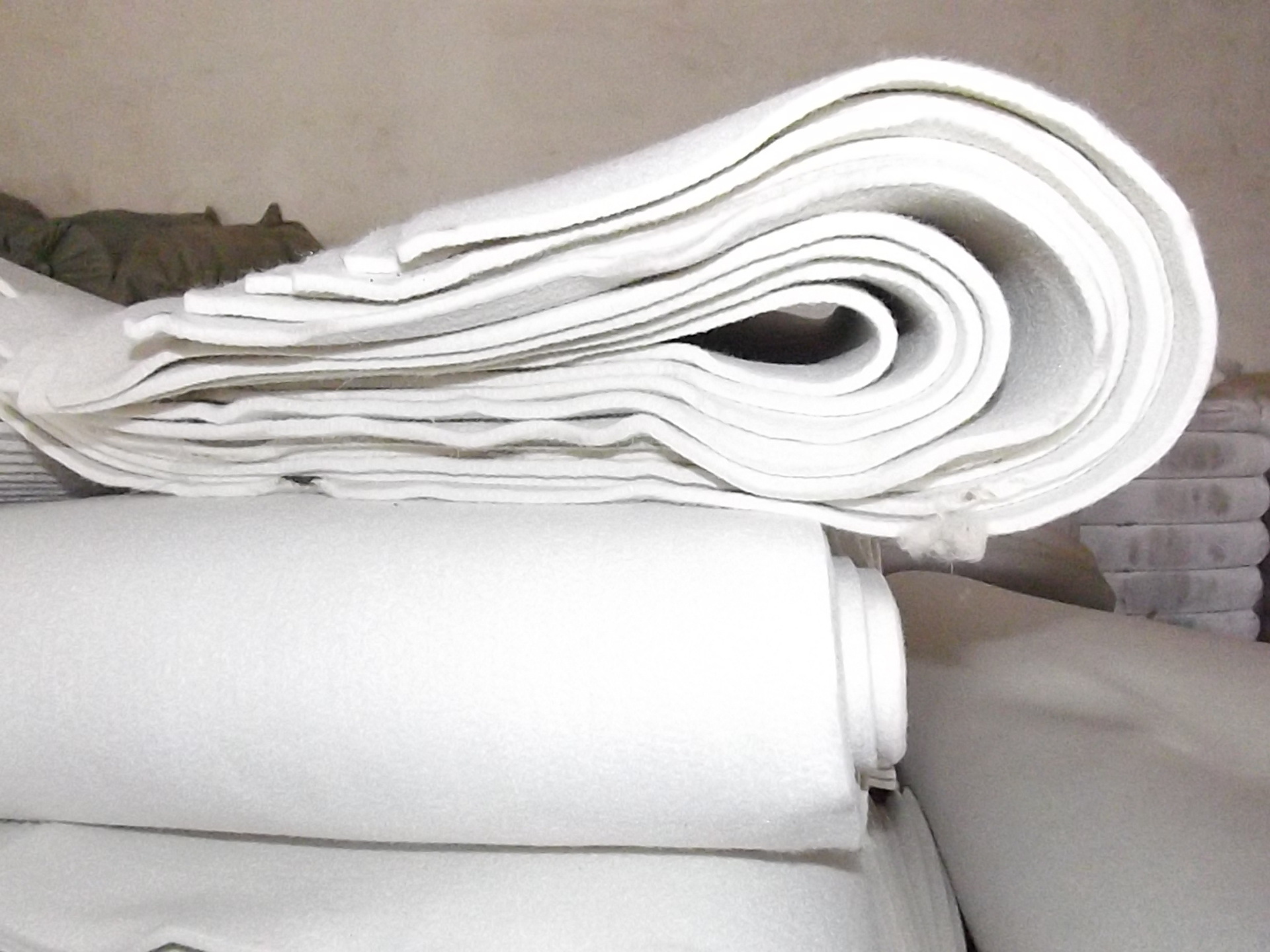 吸油羊毛毡:特殊工艺使其吸油但拒水,多用于清理各种油污的行业