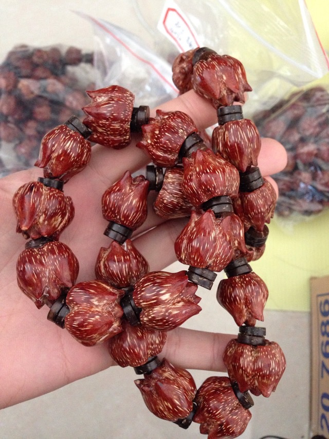 【推荐】:天然海南菠萝 精剥纯手工制 滴血莲花手串