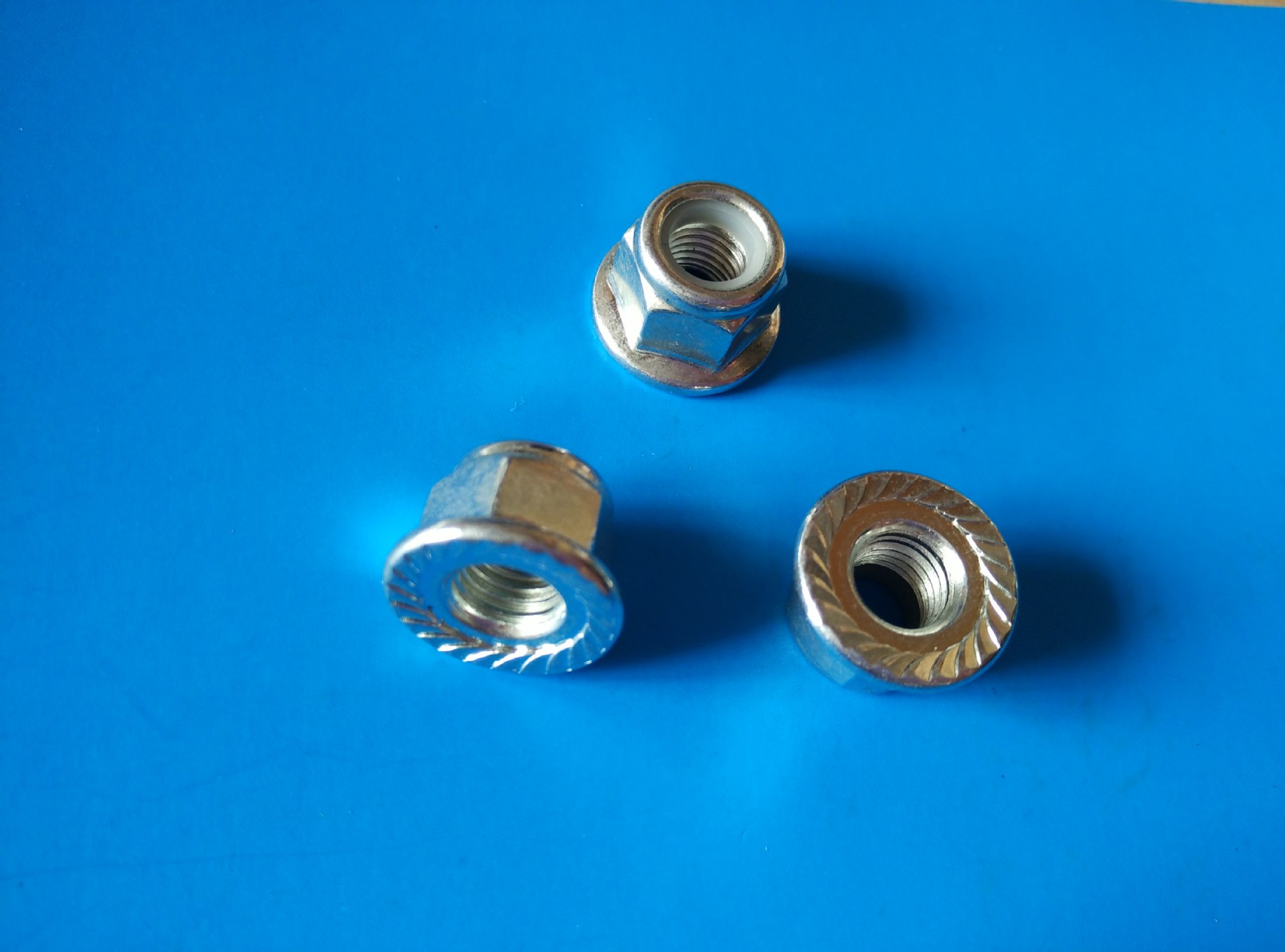 厂家供应m5花齿法兰尼龙防松螺母带花纹法兰面尼龙防松螺母螺帽