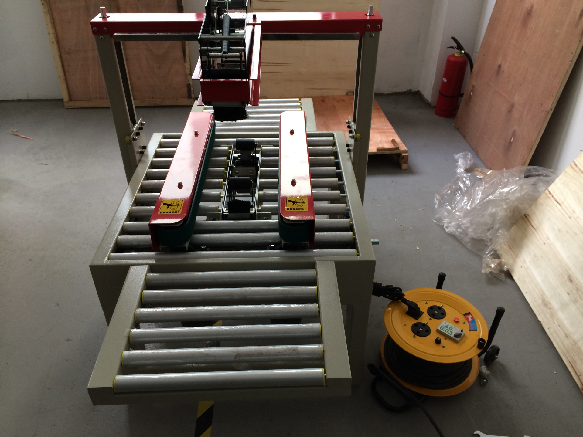 厂家供应胶带封箱机 批发纸箱封箱机自动连续封口机 封箱打包机