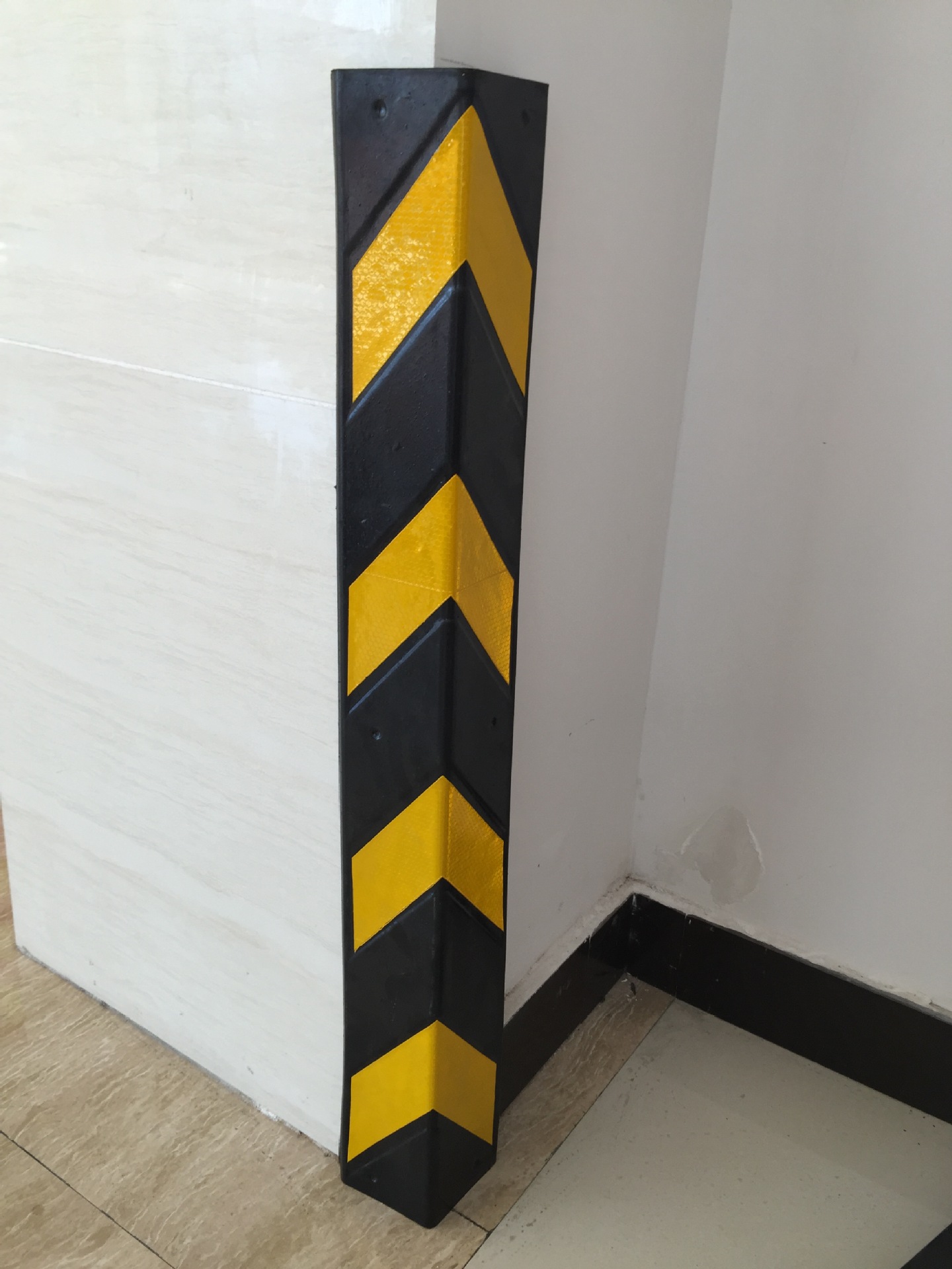 交通设施地下停车场护角橡胶护墙角反光护角防撞护角直角护角