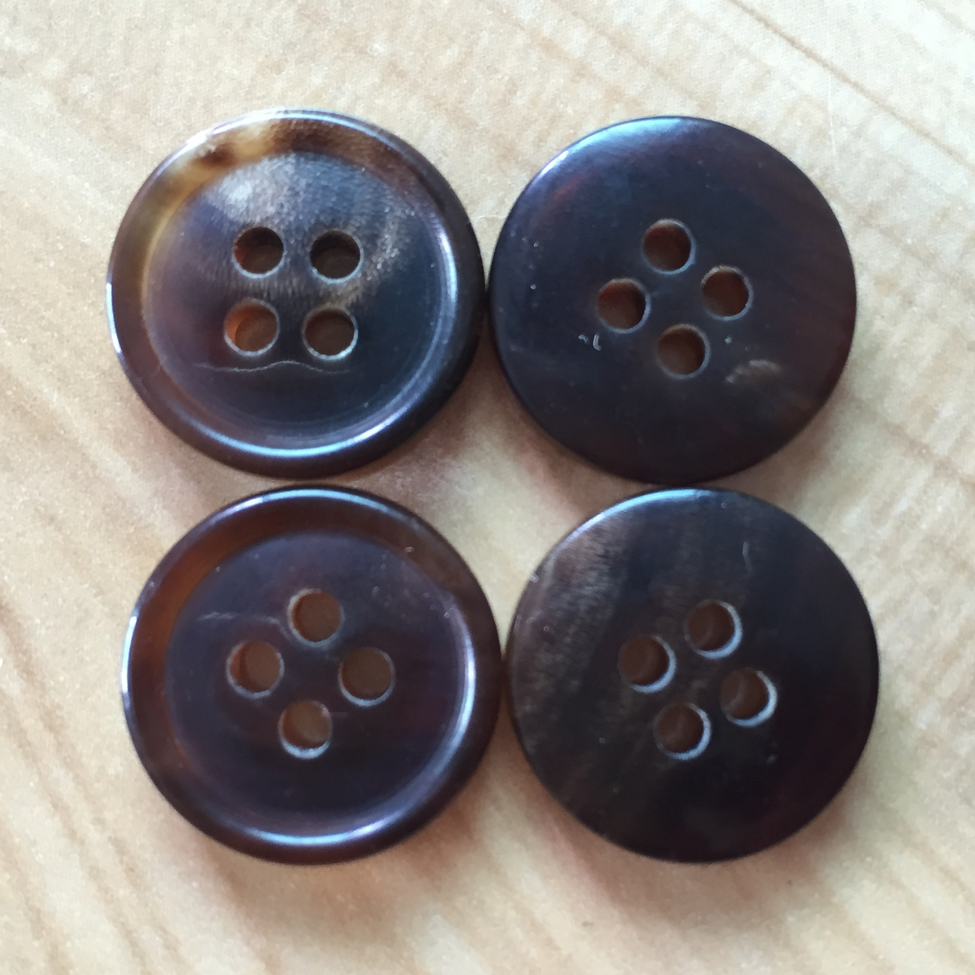 厂家直销 四眼 真牛角扣 高档西服 风衣纽扣 可定制