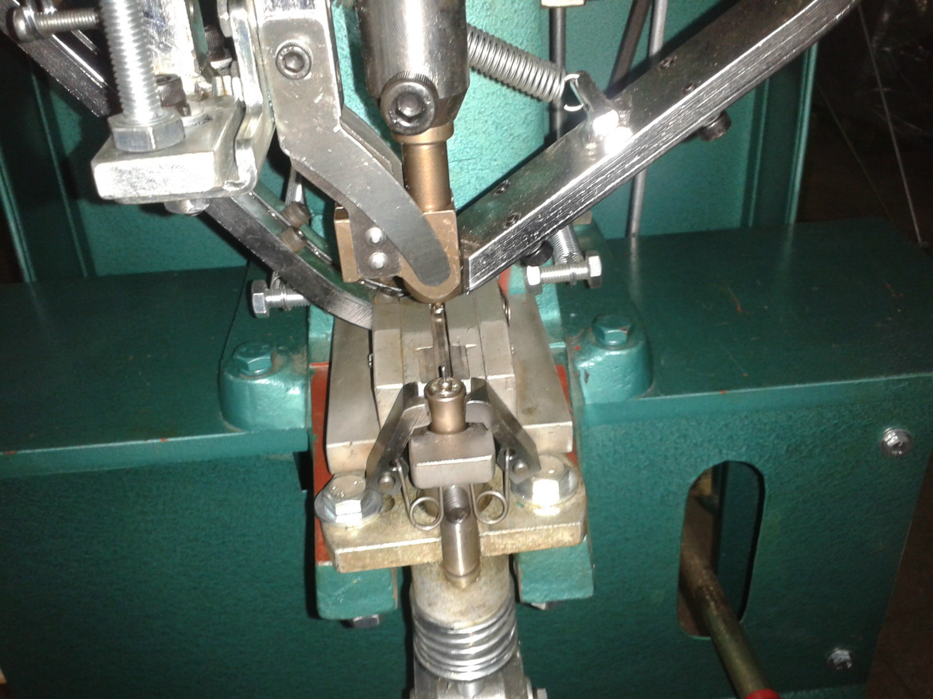 新款四合扣机 鸡眼机 自动铆钉机 优质铆接机厂家直销