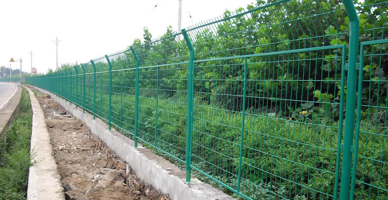 厂家供应山东铁丝网 1.8*3m 孔径90*170mm 丝径4mm双边丝护栏网