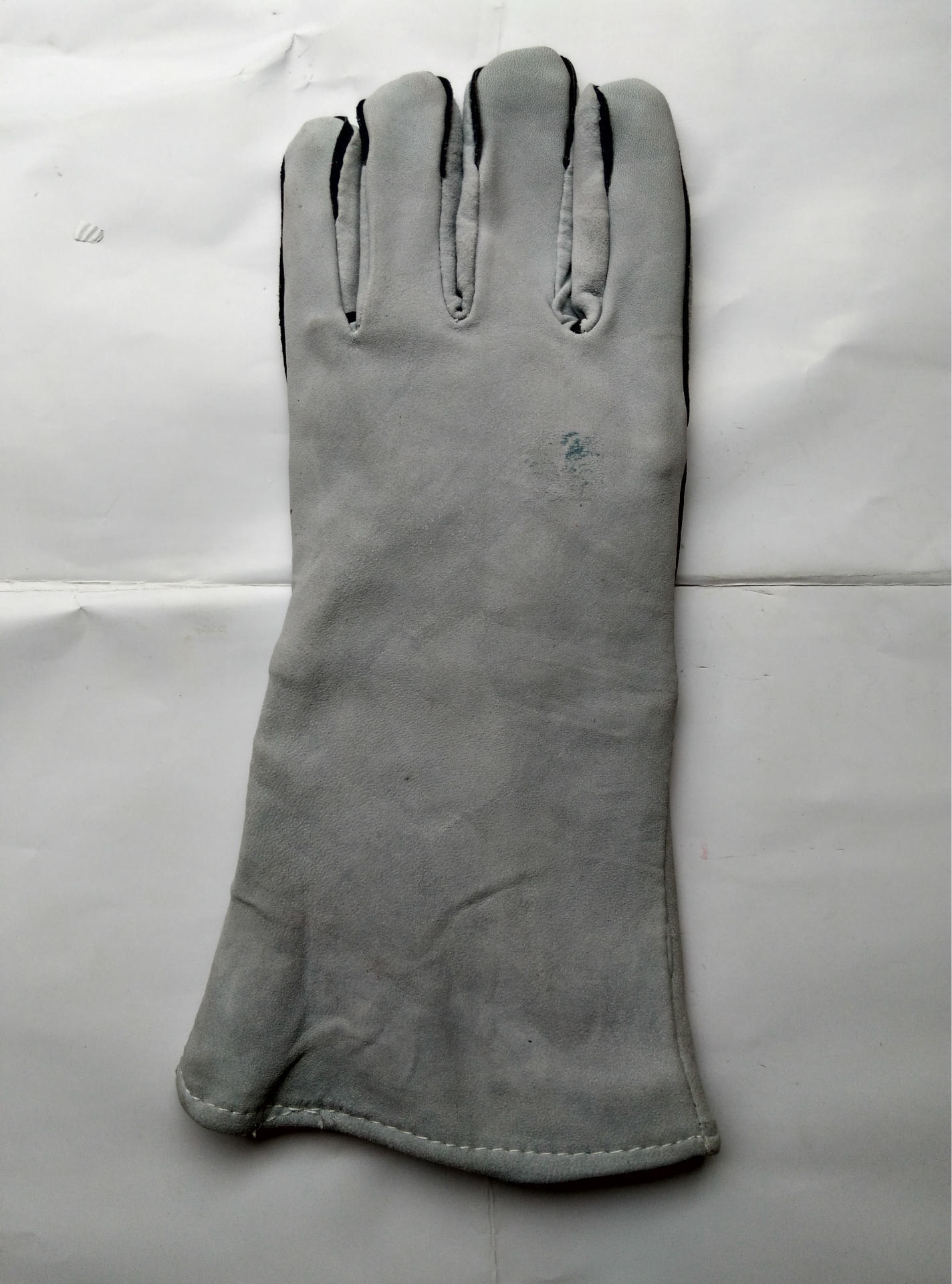 厂家**电焊手套 羊皮挂里手套 牛皮挂里手套 皮子柔软耐用.