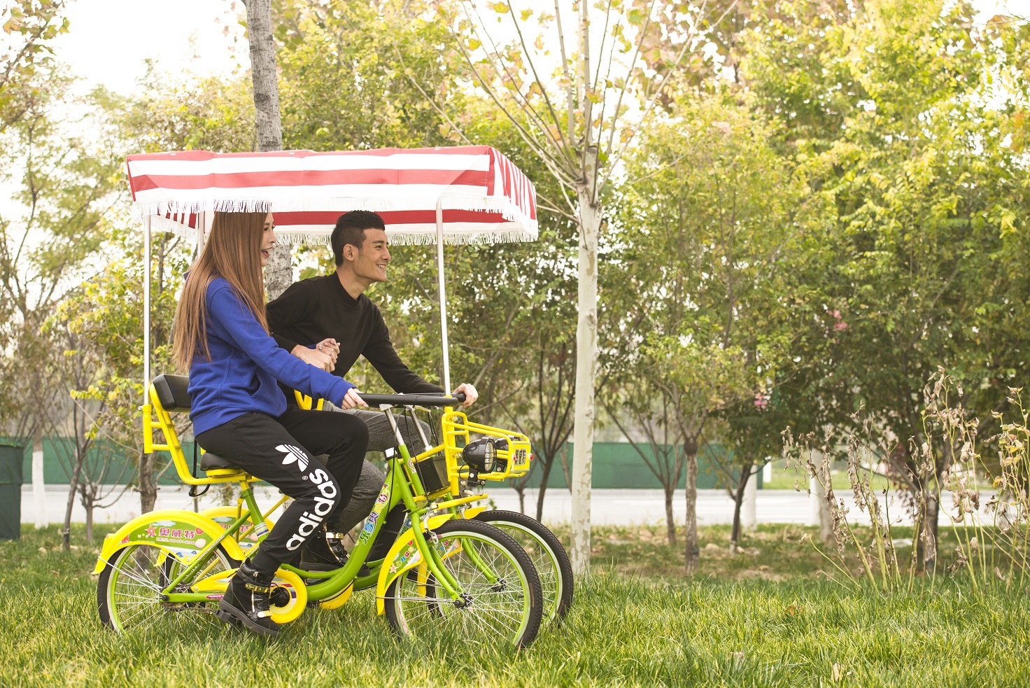 奥威特22联排双人自行车 情侣并排自行车 家庭游玩车 观光自行车