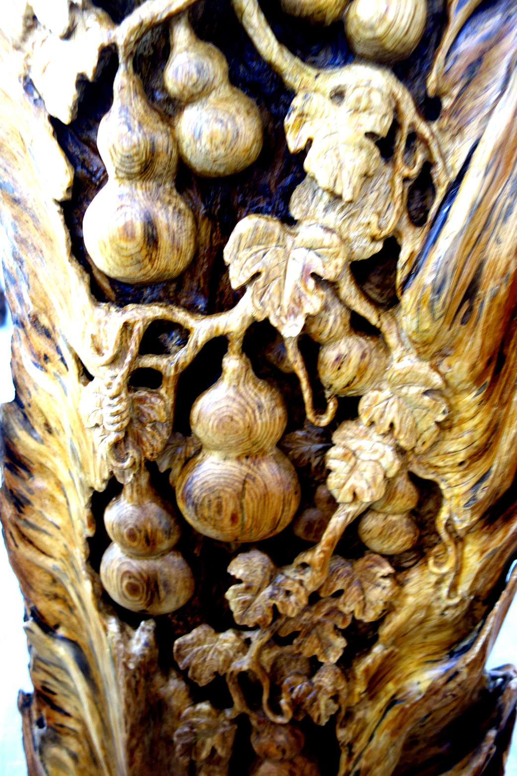 把东北的红松明子叫"红玉"因为松明经过强光手电照射可以透出红色的光