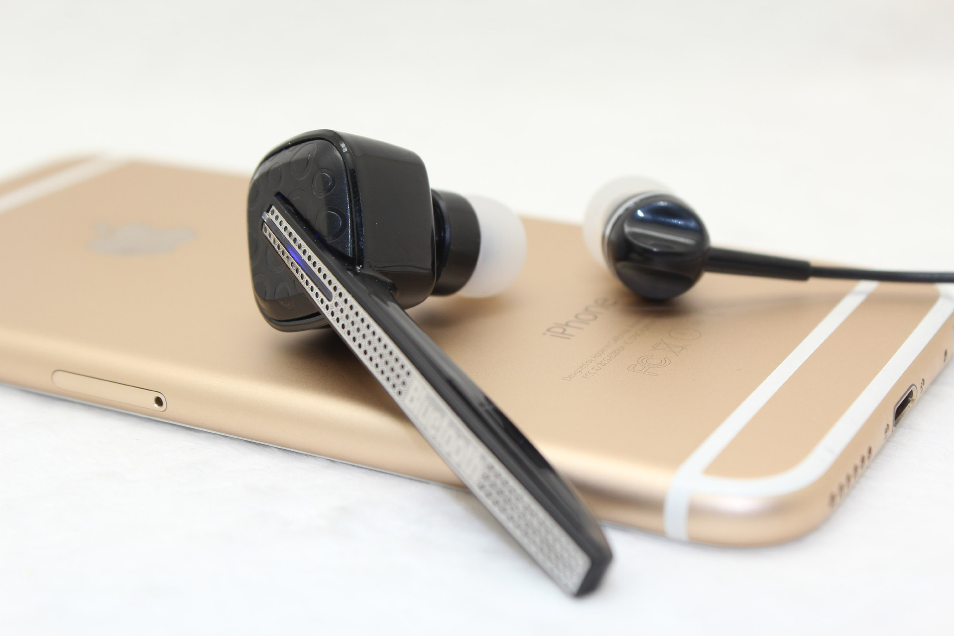 充电接口:micro usb 音量调节:7阶,每阶可变3db 支持:a2dp高质量流行