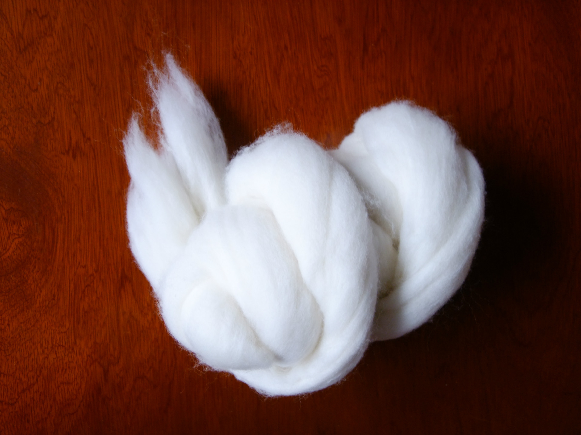 厂家直销国产毛条白色羊绒羊毛原料 服装纺织羊毛条原料定制批发