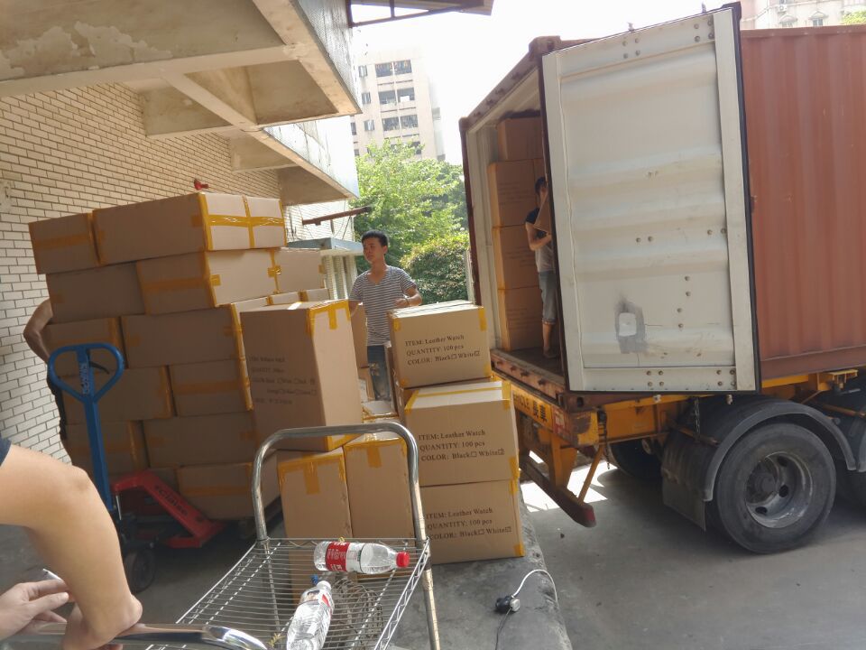 今天上午已经把出往欧洲客户的两个货柜已经装完出货了,整整20万只