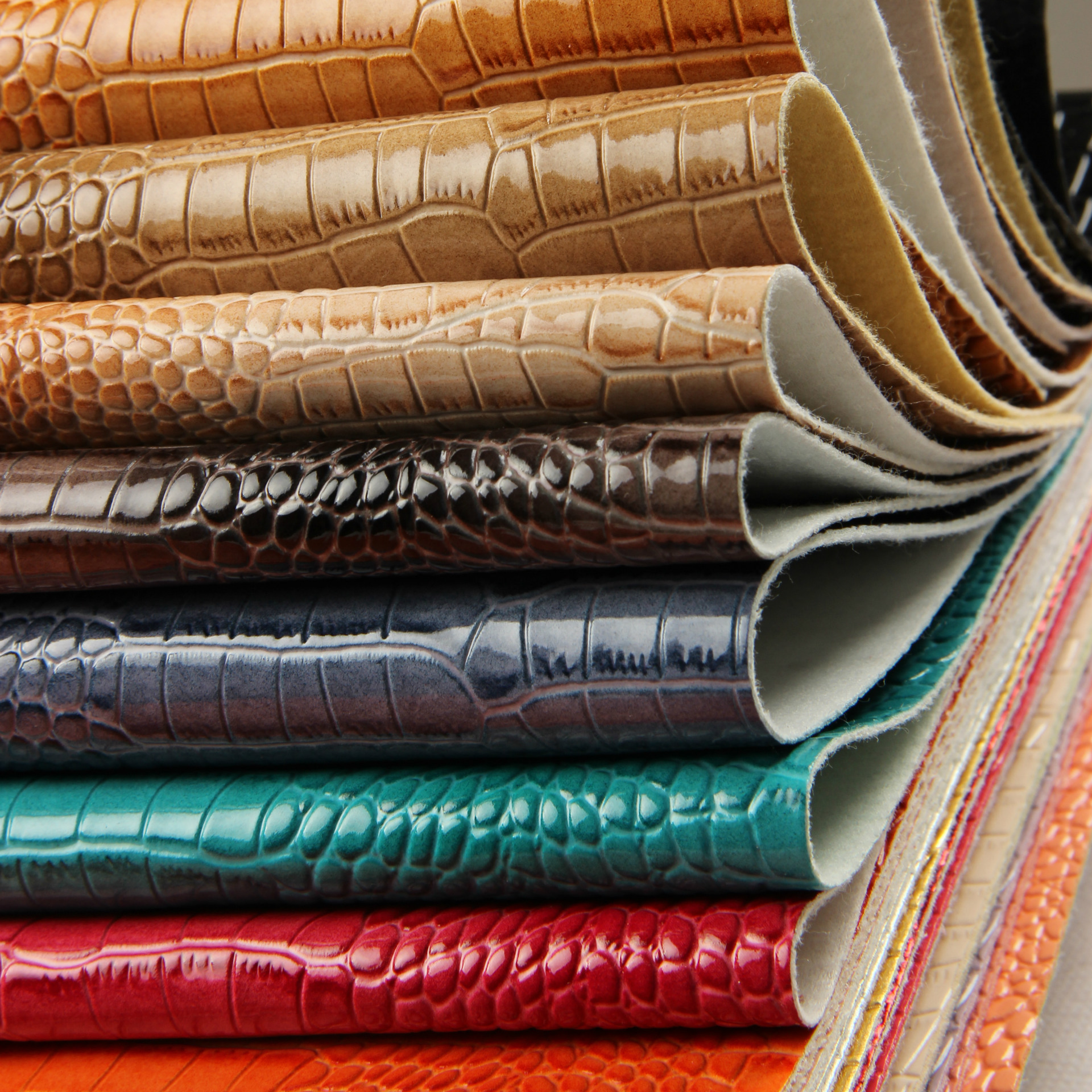 pvc皮革 厂家直销供应鳄鱼纹皮革 箱包面料 广州批发销售精品
