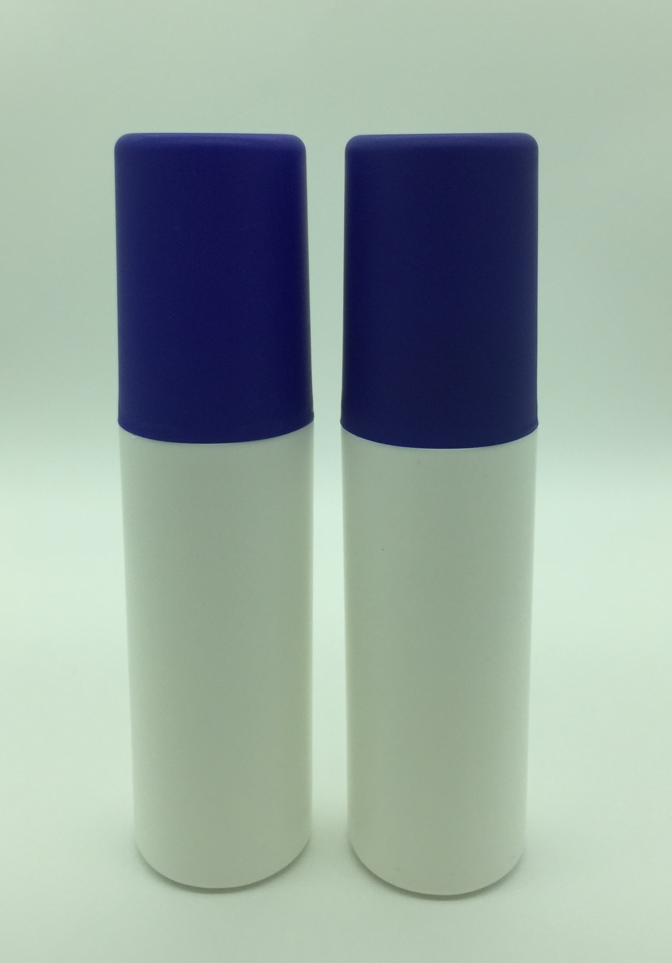 [厂家直销] 150mlpe液体瓶 三件套 带外罩 可配喷头 颜色可定制