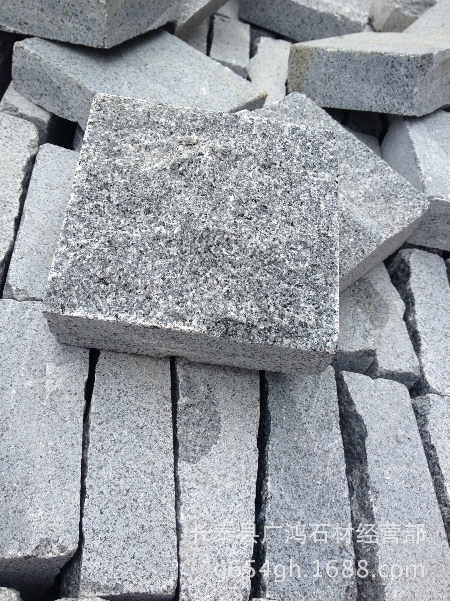 厂家直销 g654芝麻黑 自然面小方块 黑色石材 小料石