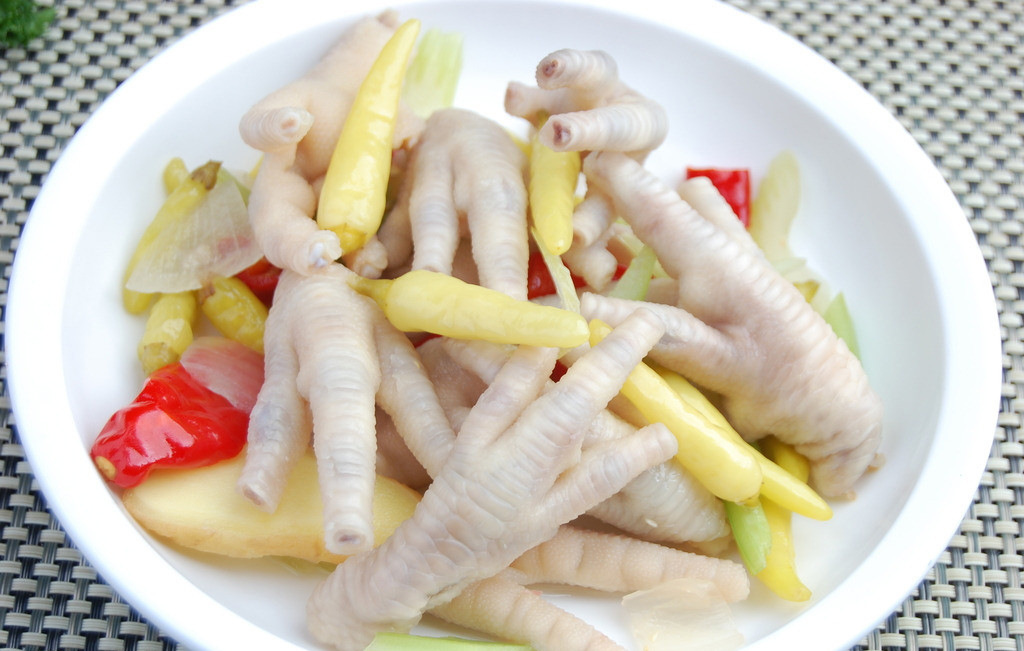 重庆特产正宗泡椒凤爪鸡脚 野山椒泡鸡爪冷冻食品32斤/箱