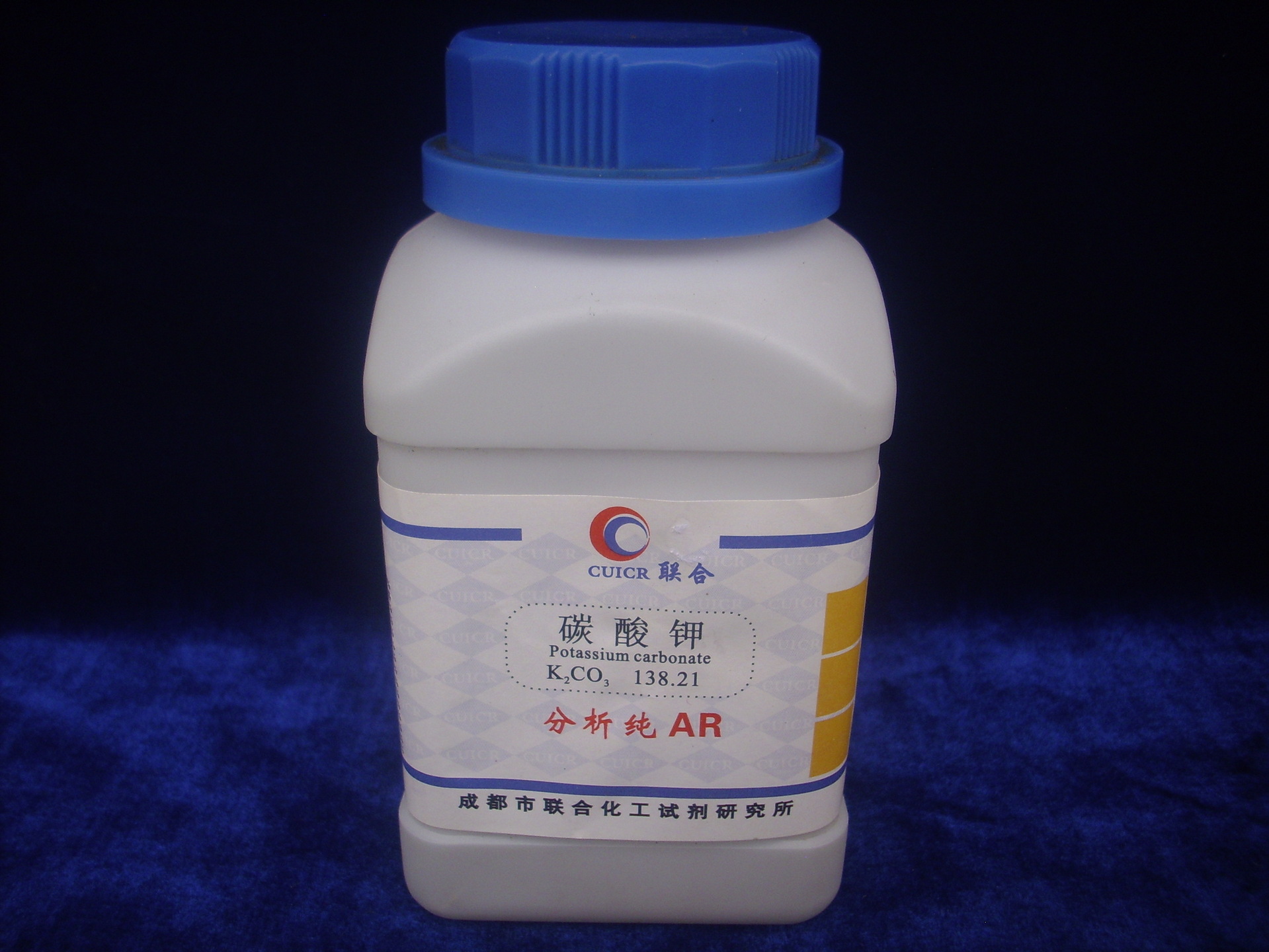 21化学式:k2co3别称:钾碱英文名:potassium carbonate中文名:碳酸钾