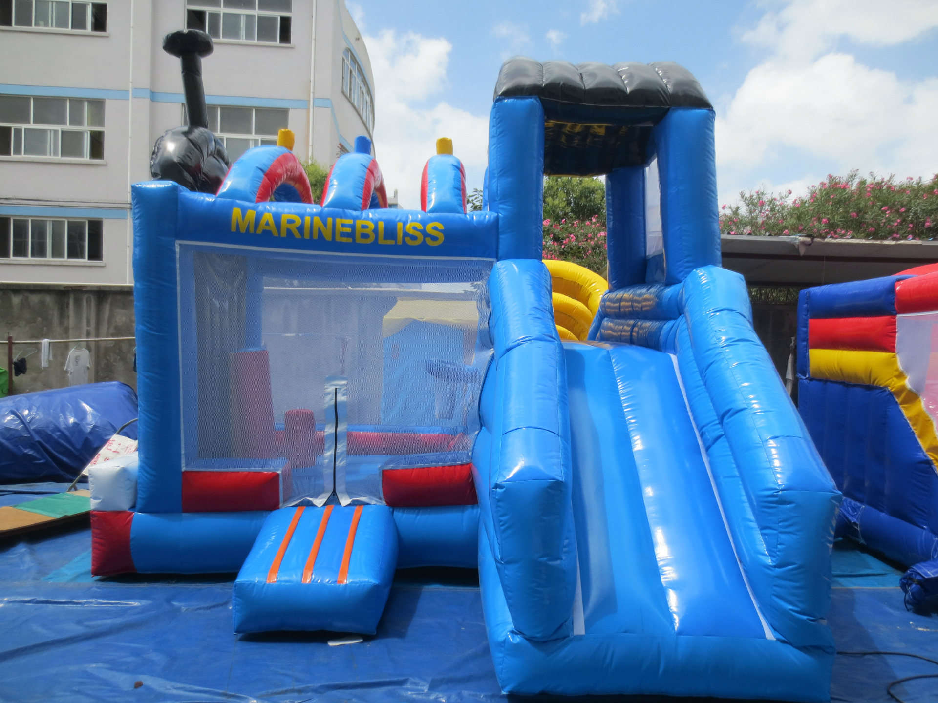 厂家加工定做蓝色海洋海豚跳床大型充气跳跳床 游乐充气城堡定制