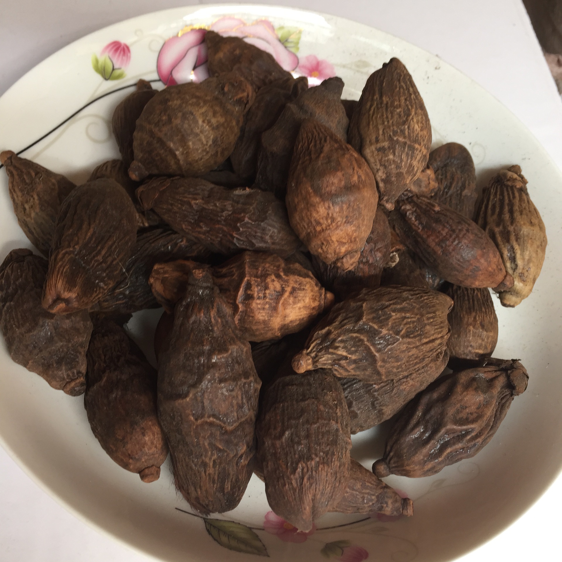 海南的槟榔果皮薄,果肉饱满槟榔果略小于鸡蛋,果皮纤维质,内含一粒