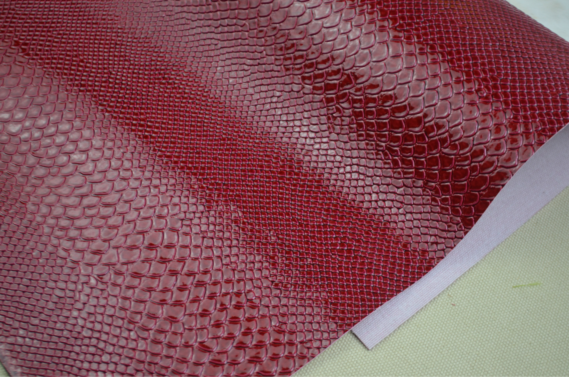 蟒蛇皮 蛇纹pvc皮革人造革 双色高光 箱包 包装材料 厂家现货