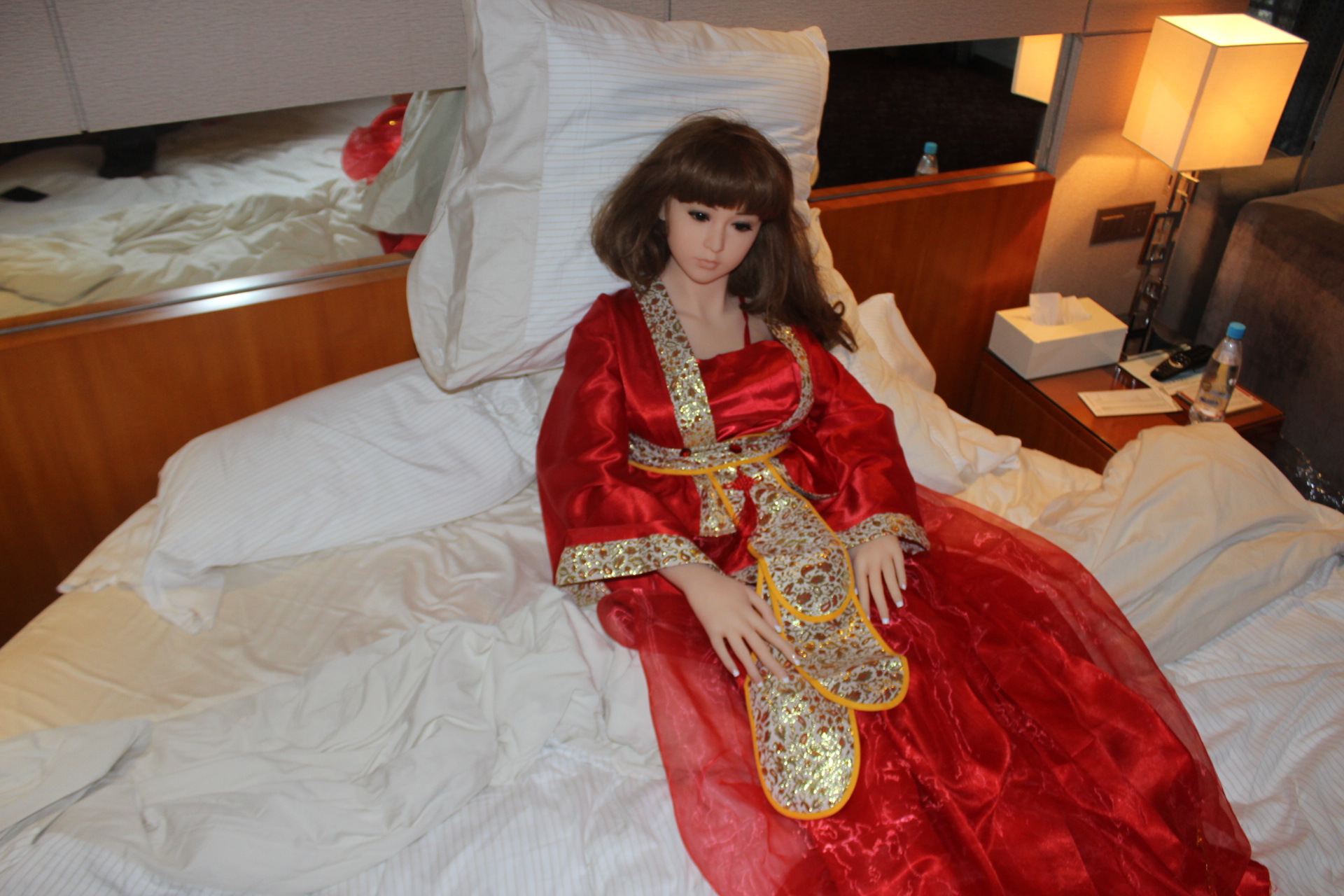 视频看货145cm实体娃娃非充气男用真人硅胶带骨骼少妇成人性用品