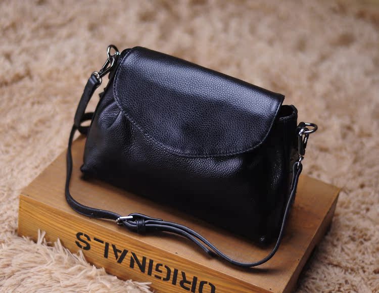 新款头层牛皮单肩斜挎铆钉女包真皮柳丁翻盖时尚休闲百搭包浅蓝色