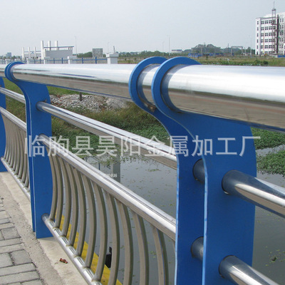 生产各种规格不锈钢复合管防护栏组装免焊接景观钢板立柱桥梁护栏图片