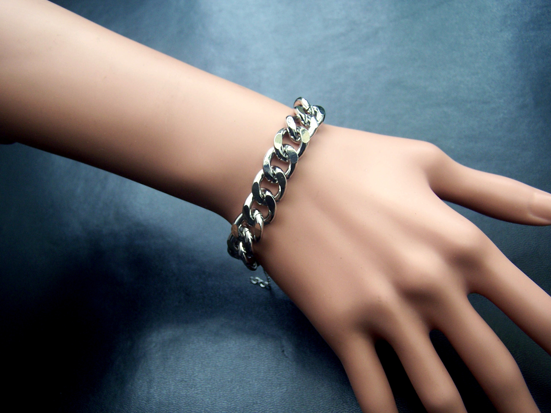 新款潮品嘻哈金属朋克风手链 百搭休闲演出文艺范闪亮摇滚手环