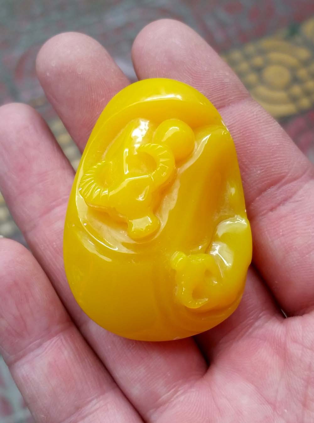 精品高档2代浮盐水 精雕荧光鸡油黄琥珀蜜蜡生肖牛吊坠 牛气冲天