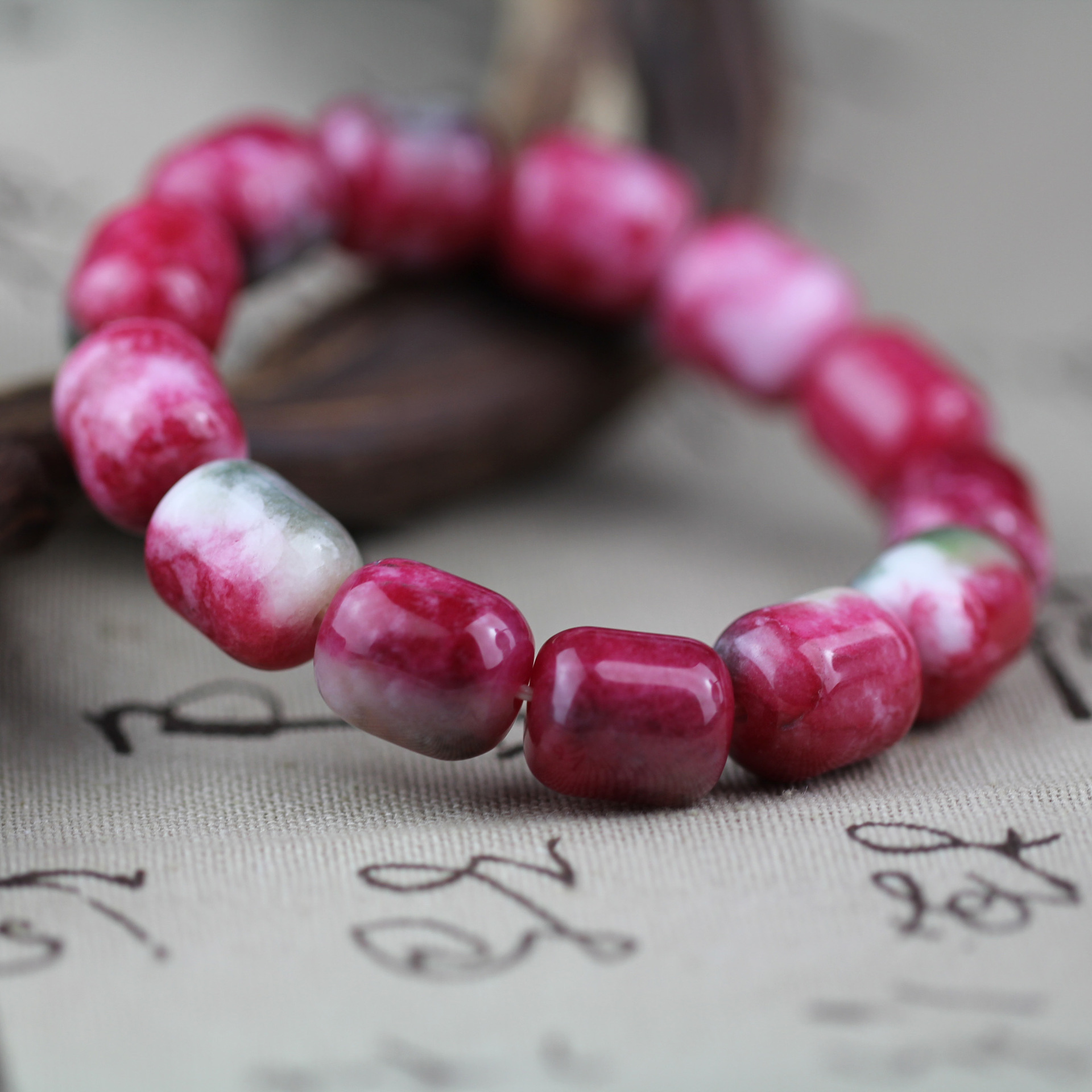 厂家直销天然桃花玉手串特价批发