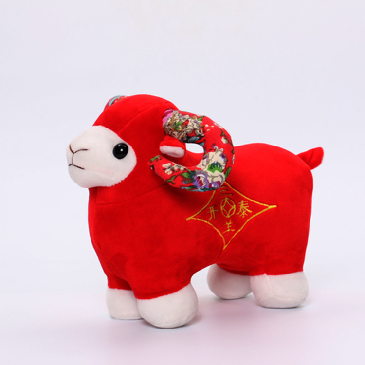 现货批发玩偶羊红色三羊开泰定制羊年吉祥物公仔卡通公仔布娃娃