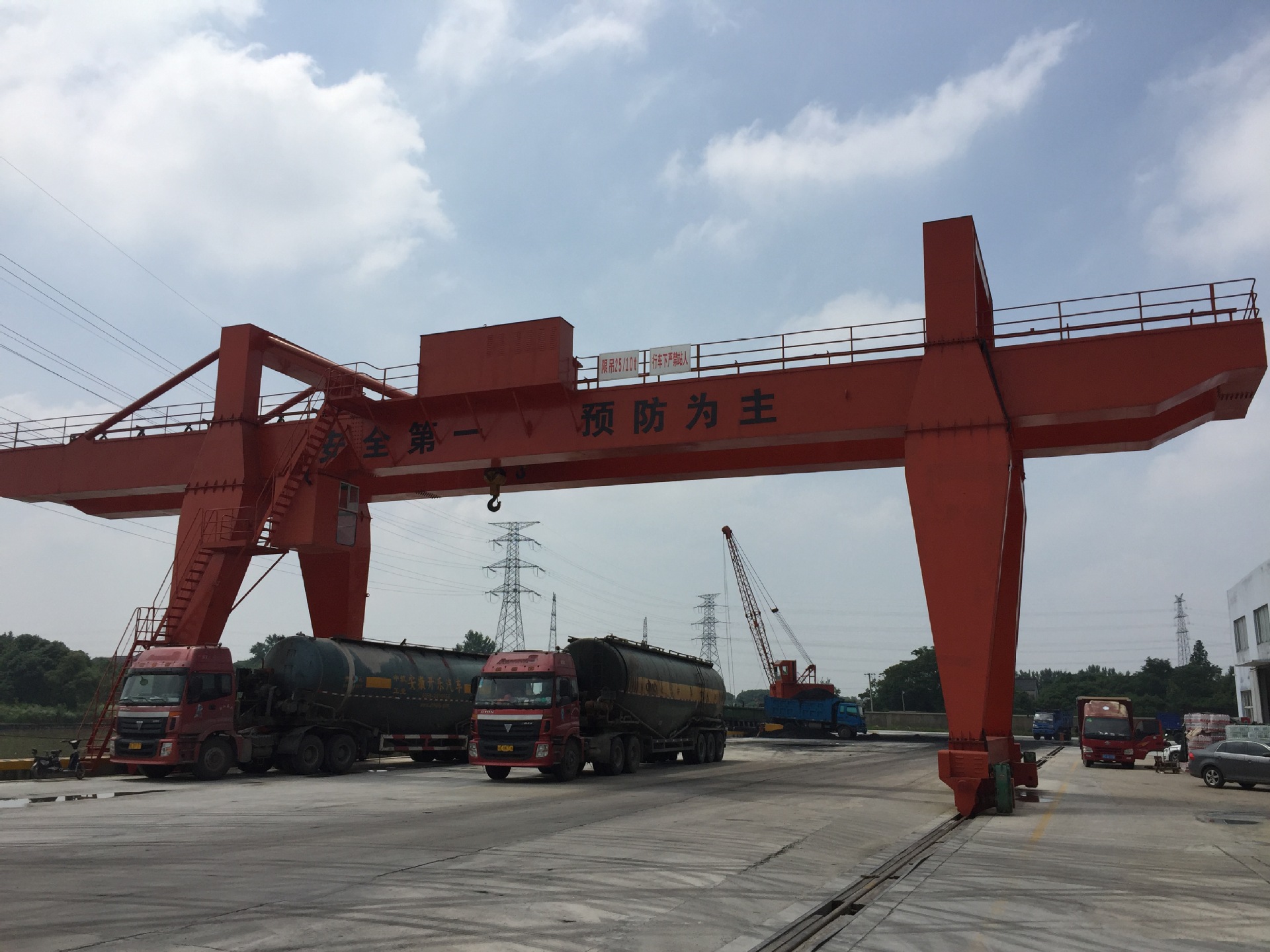 浙江湖州钢材码头mg25/10吨龙门行车,gq16吨固定式码头吊