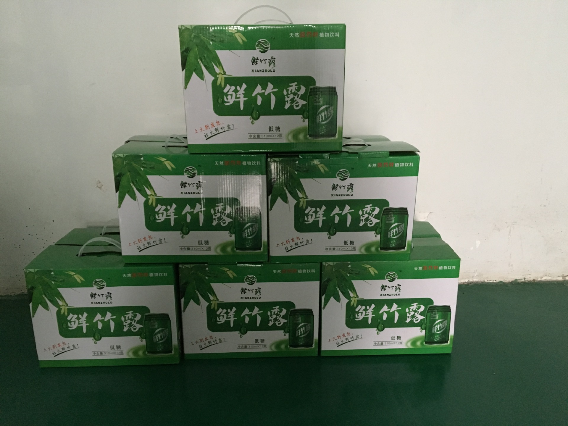 鲜竹露天然淡竹叶植物饮料是精选野生淡竹为原料,采用高新生物技术