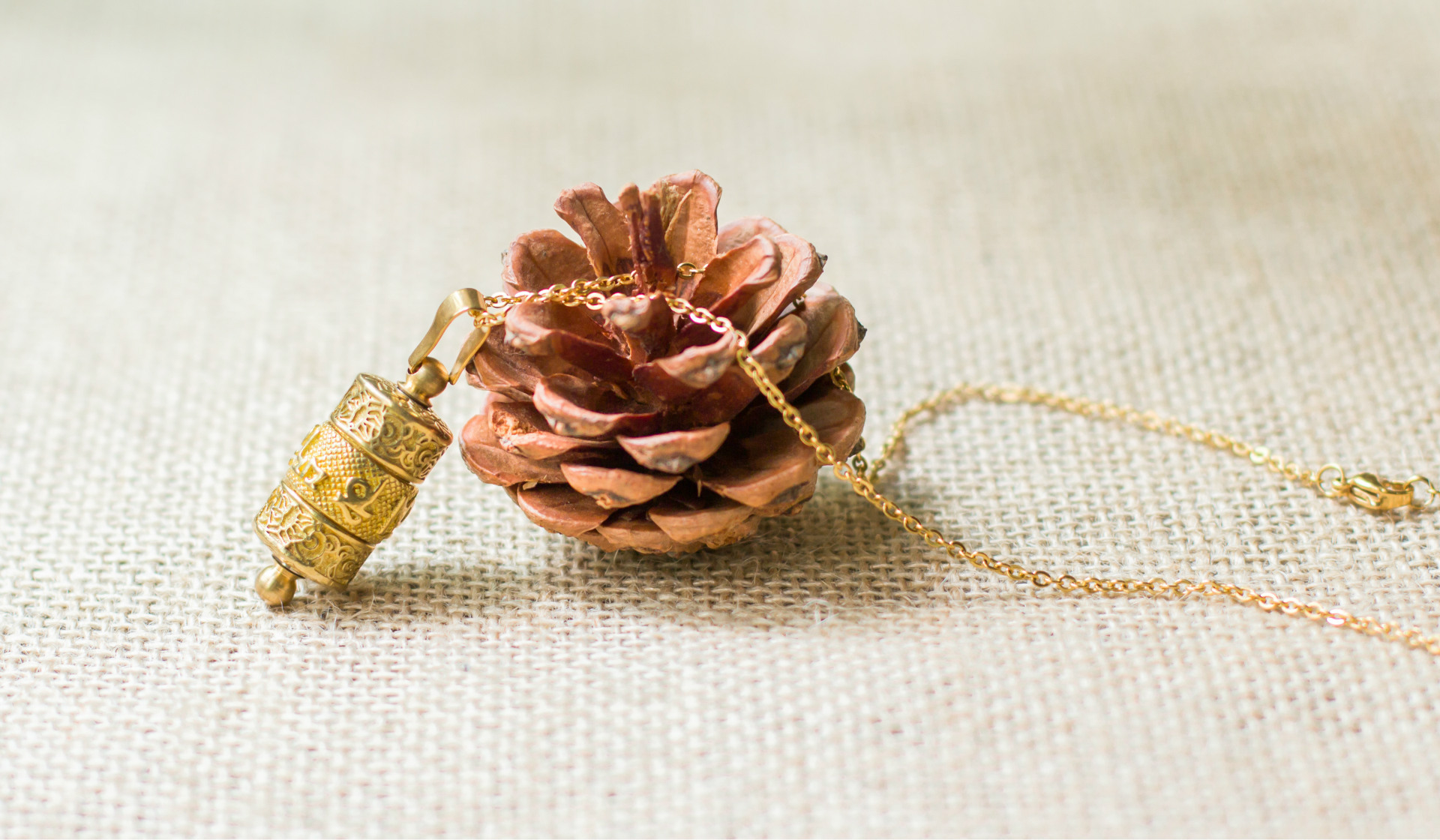 六字真言转经筒吊坠 佛教法器转经轮 镀金钛钢铸造厂家直销