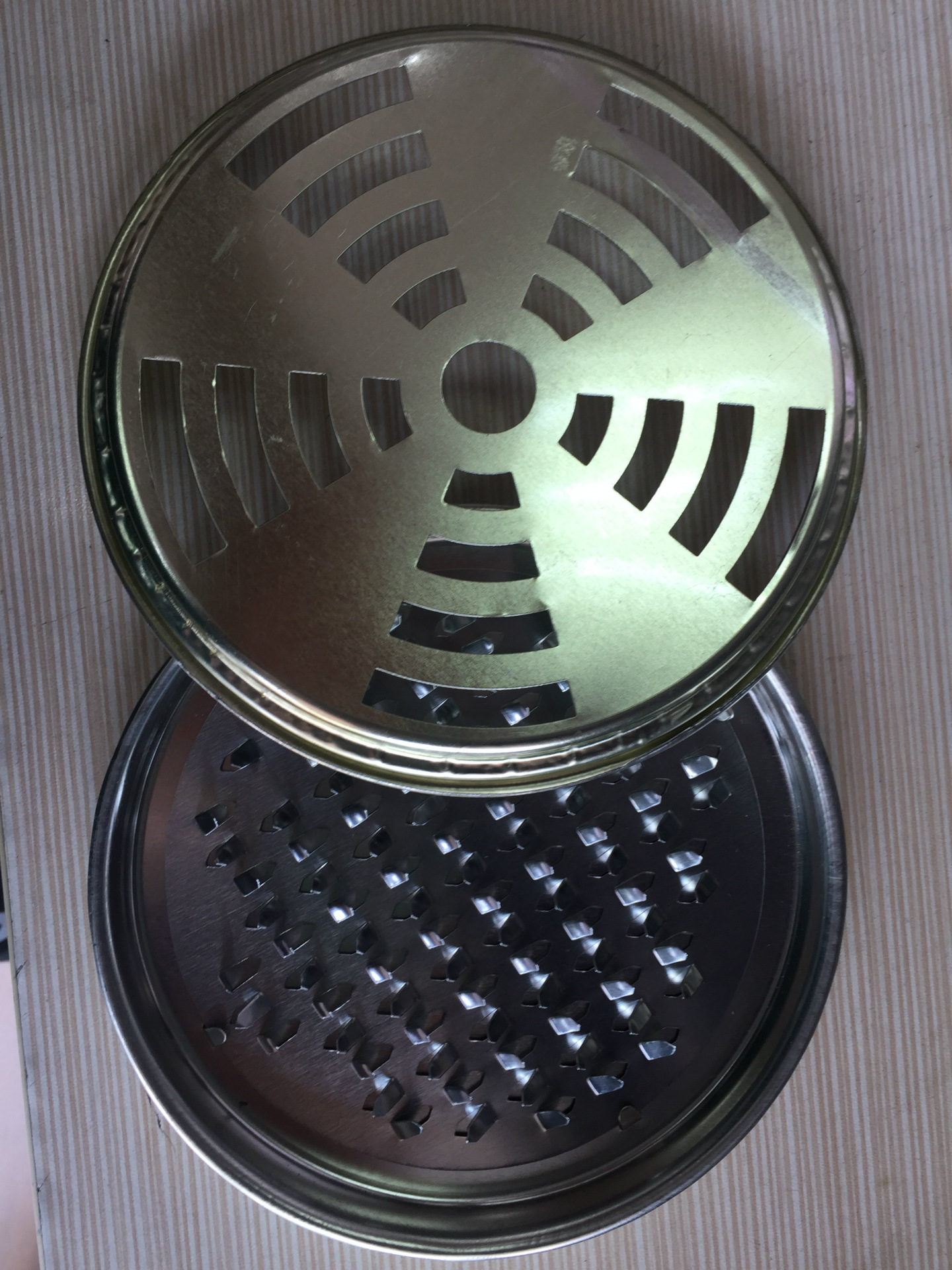 新款批发 大钉铁质蚊香盘 带盖蚊香托盘安全 蚊香座蚊香架