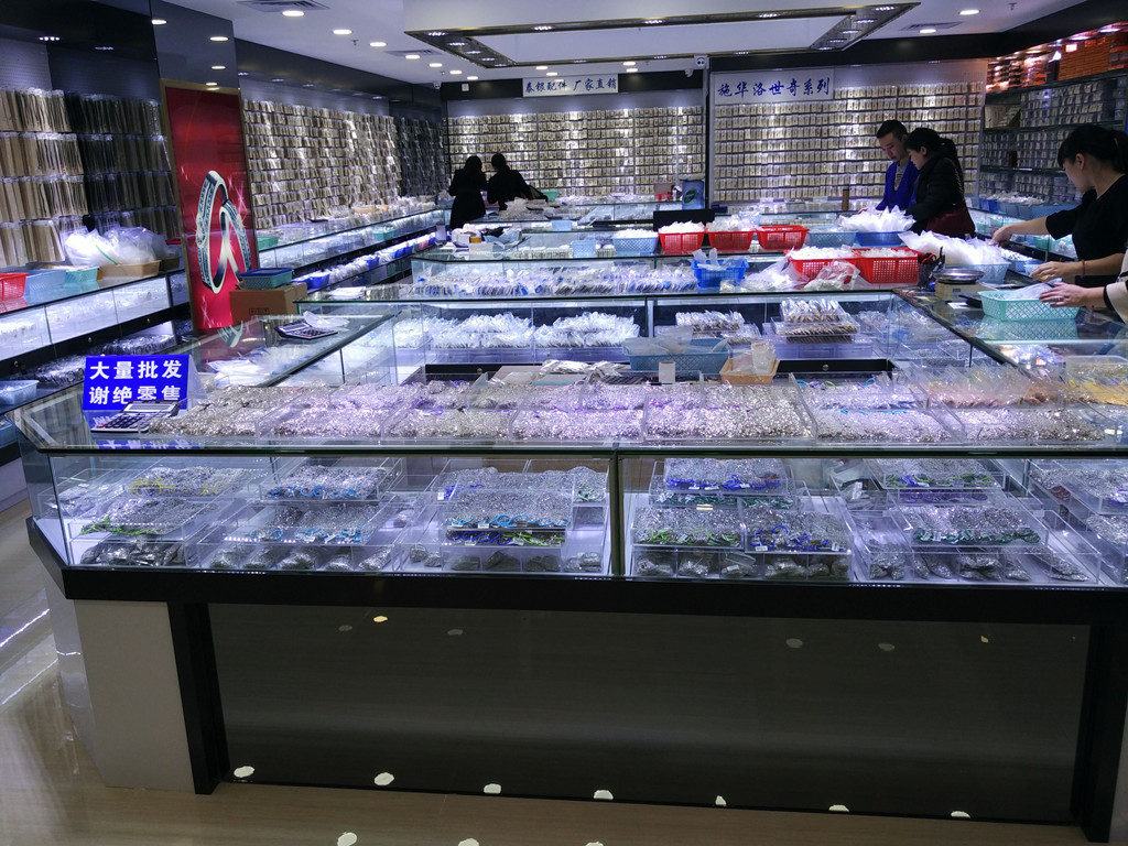 本司泰兴银饰实体批发展厅位于一线批发市场前沿的深圳市罗湖区田贝