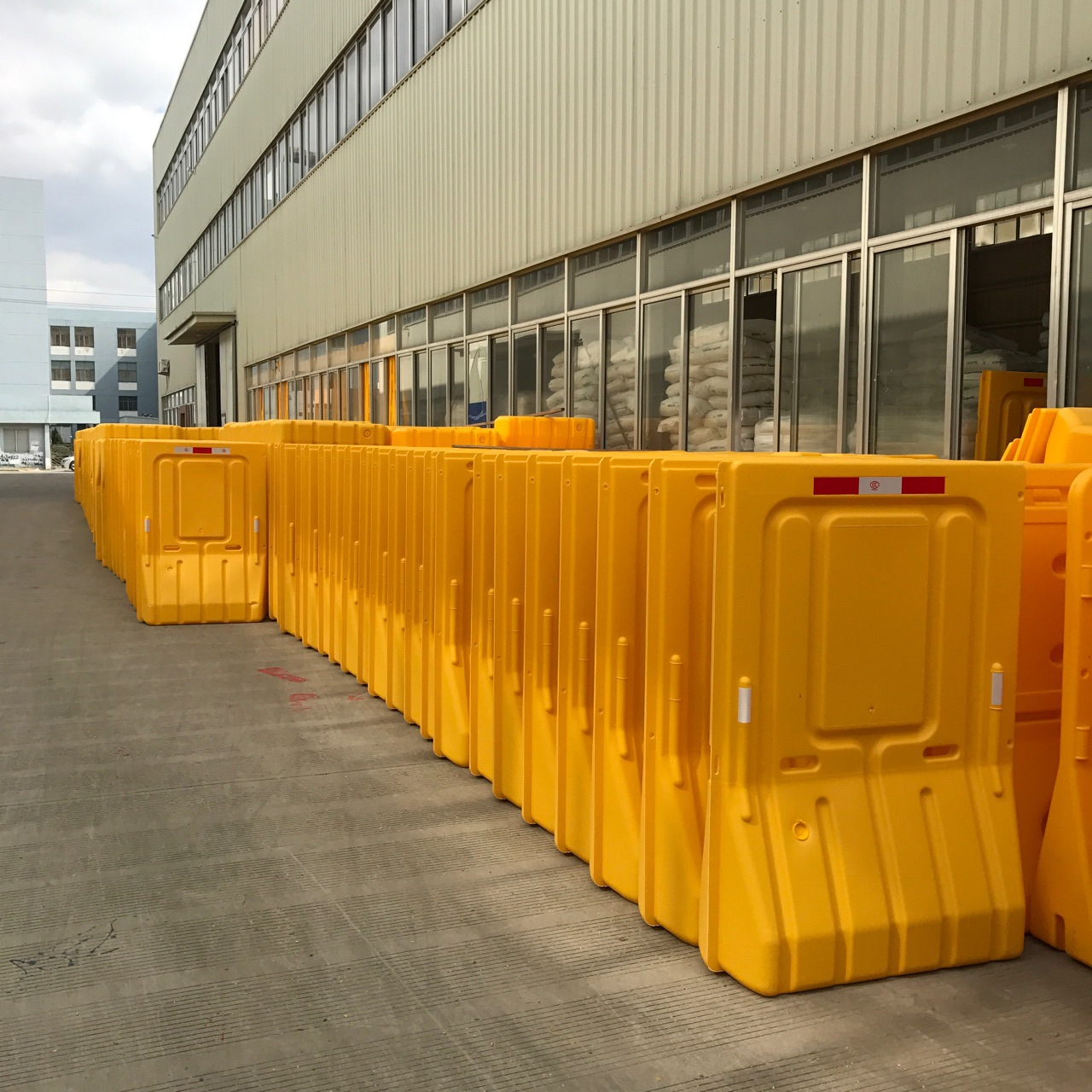 5米高塑料注水围挡 吹塑成型安全围栏交通护栏