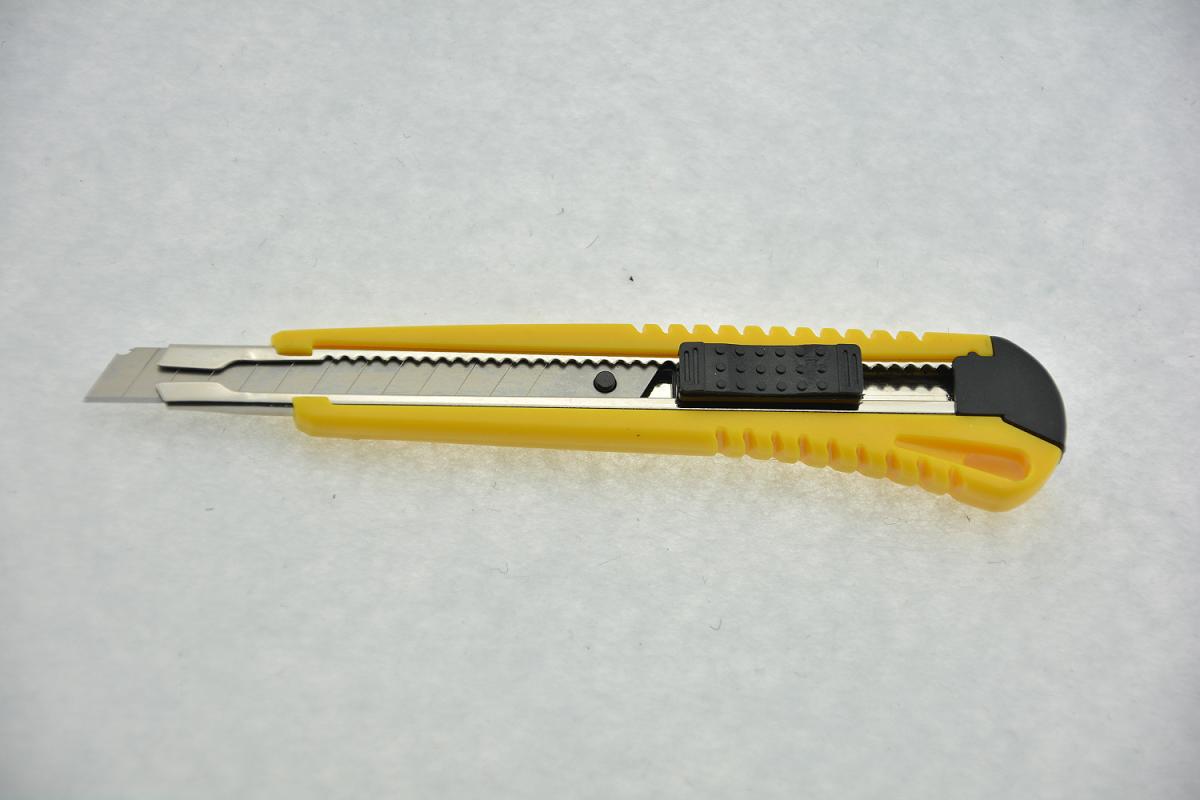 供应厂家美工刀9mm塑料刀壁纸刀折叠刀裁切刀片小号塑料工具刀