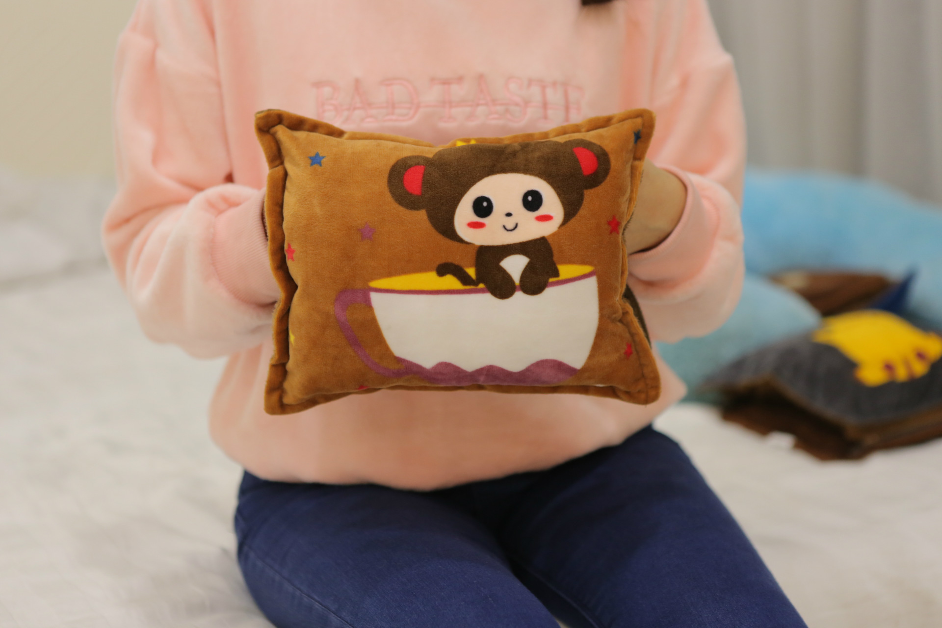 毛绒双抄手暖手宝 卡通防爆暖宝宝 新款时尚防爆抱枕可拆洗