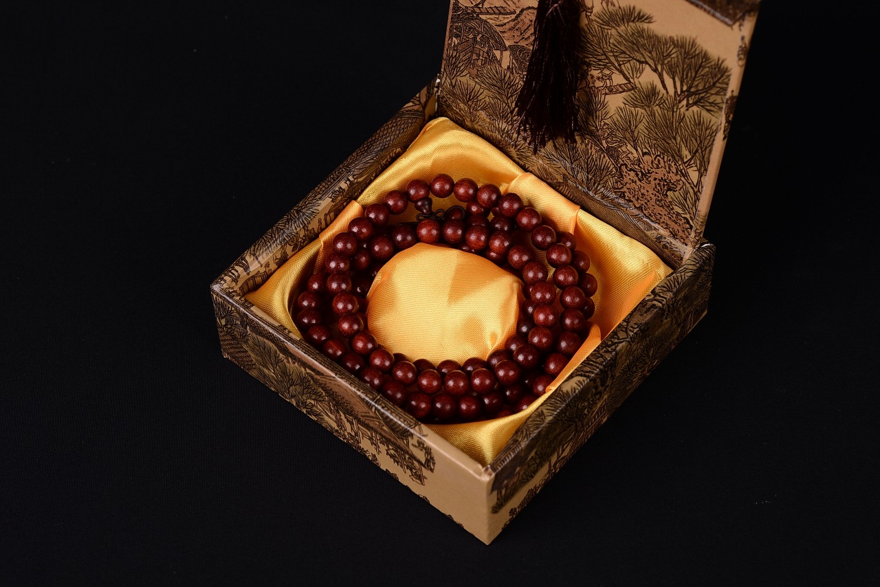 佛尘仙艺主营各种木材佛珠,小叶紫檀,念珠,小件及菩提,金刚.