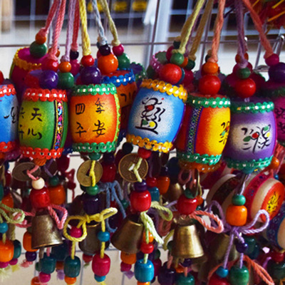 景区热卖东巴竖鼓风铃挂件 云南民族风饰品小鼓铜钱 家居装饰铃铛