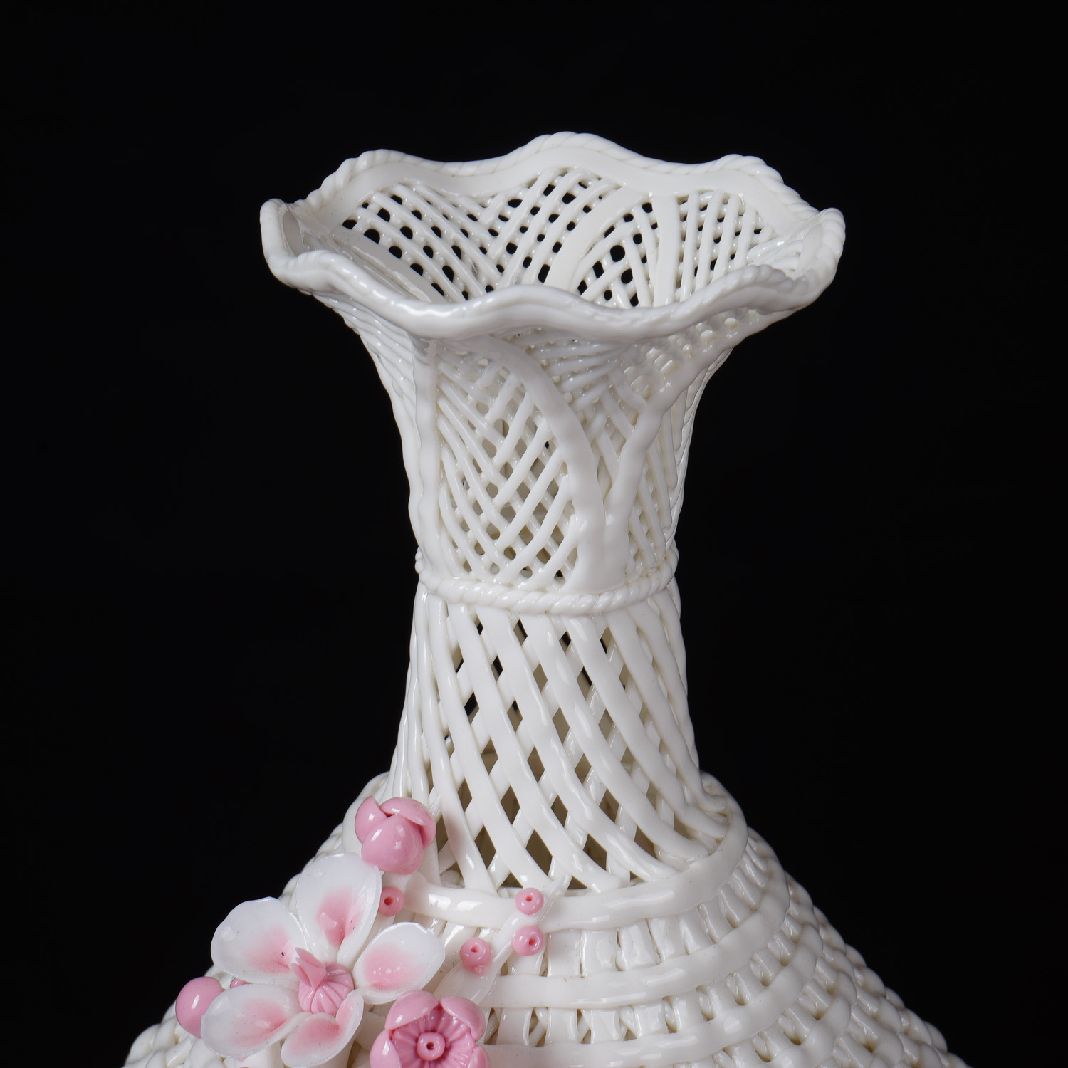 中国白梅花玉壶春镂空陶瓷花瓶 现代家居饰品创意瓷雕工艺品摆件