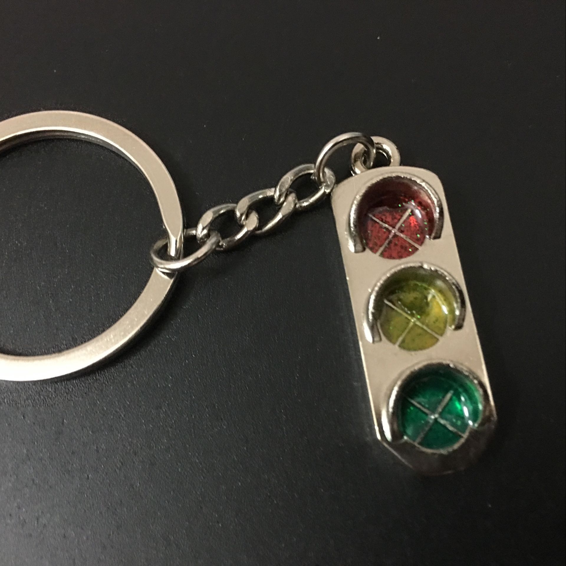 其他钥匙配饰-热销红绿灯钥匙扣现货批发创意交通指示灯金属挂件高档