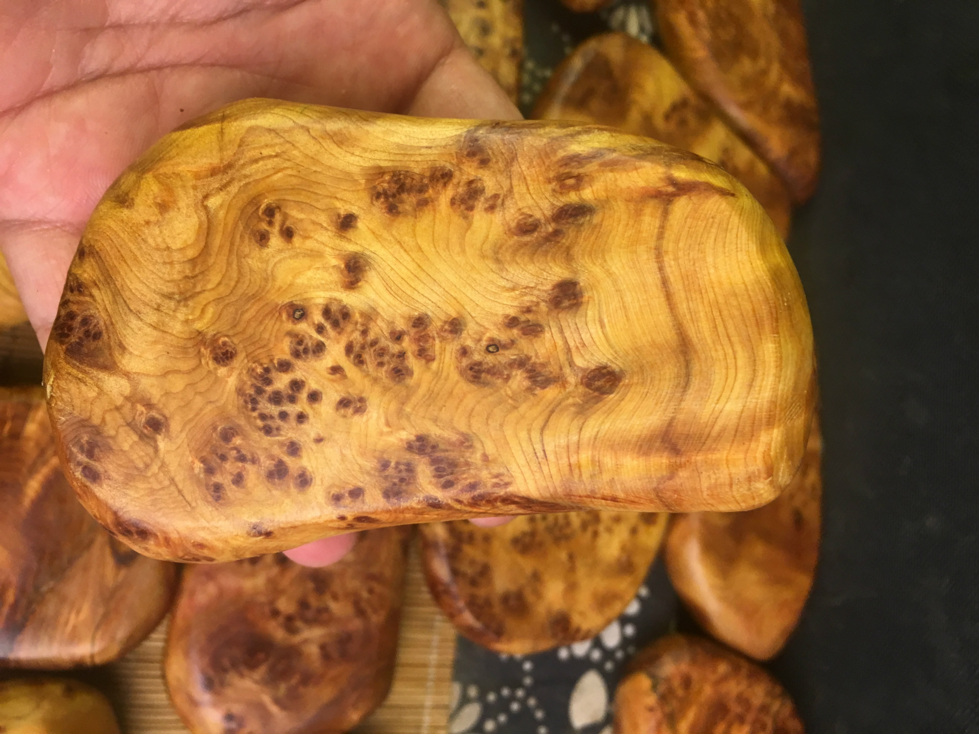 批发崖柏木老料崖柏满留疤手把件 高油密崖柏雕刻手把件木质摆件