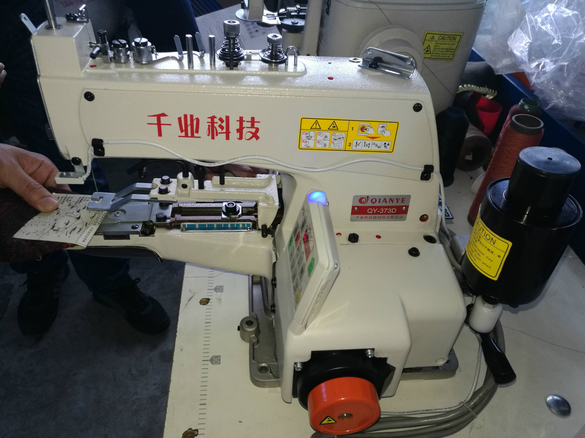 袜子订商标机 新款一字订标机 电脑直驱毛巾鞋帽文胸内衣订商标机